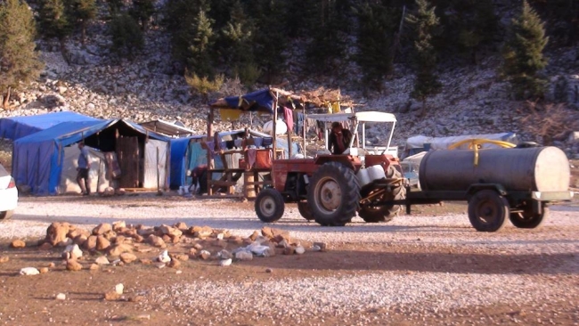 Havaların ısınmasıyla yaylalara çıkan yörükler köylerine dönüyor
