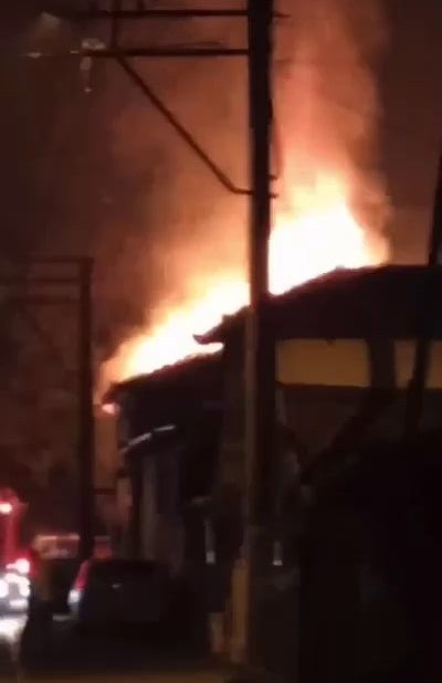 Alevlere teslim olan ev 2 kişiyi hayattan kopardı