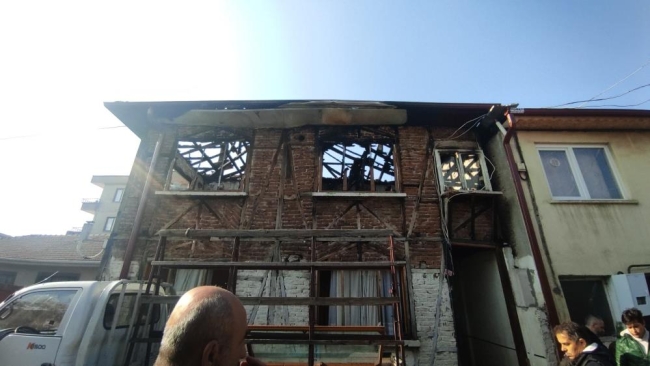 Alevlere teslim olan ev 2 kişiyi hayattan kopardı