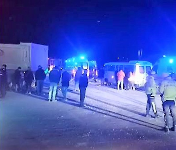 Yolcu otobüsü hafriyat kamyonuyla çarpıştı: 2'si ağır çok sayıda yaralı