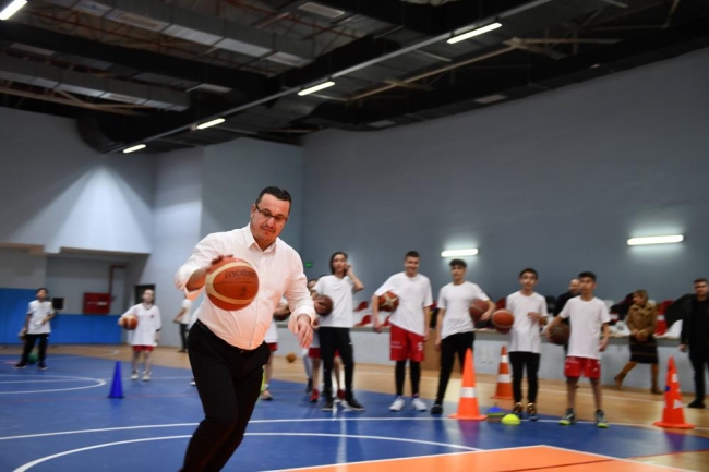 Öğrencilerin önce zihinleri sonra bedenleri çalışıyor