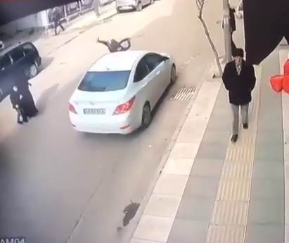 Yolun karşısına geçmek isteyen çocuğa araç çarptı