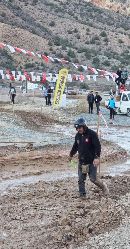 Yardımcı pilot, yanındaki pilotu sopayla kovaladı