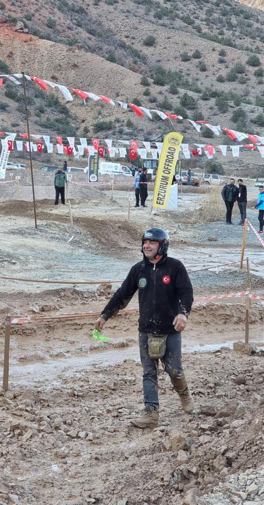 Yardımcı pilot, yanındaki pilotu sopayla kovaladı