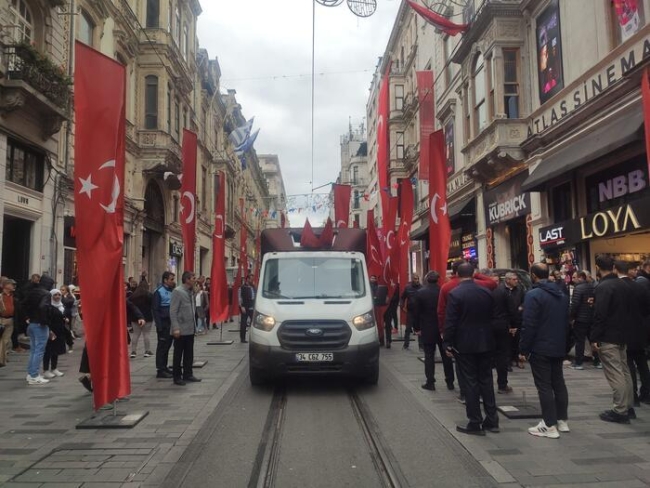 İstiklal Caddesi Türk bayraklarıyla donatıldı