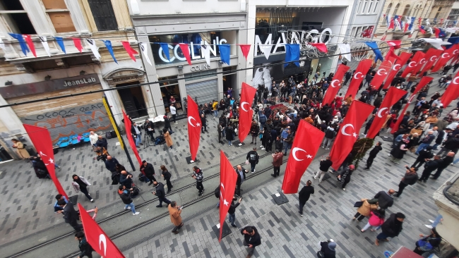 İstiklal Caddesi Türk bayraklarıyla donatıldı