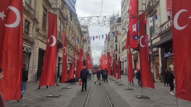 İstiklal Caddesi Türk bayraklarıyla donatıldı