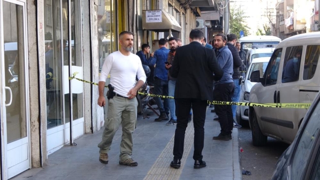 12 yaşlarındaki çocuk sokak ortasında başından vurdu
