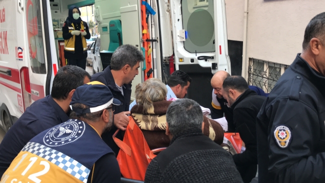 Evini ateşe veren kadına komşuları yetişti
