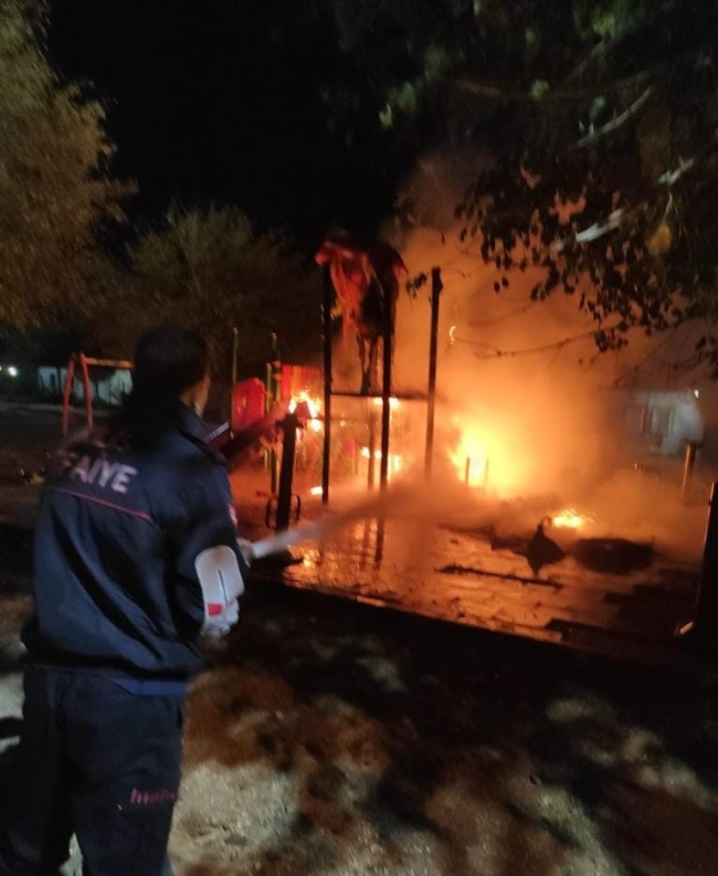Çocuk parkındaki oyun gruplarını yaktılar