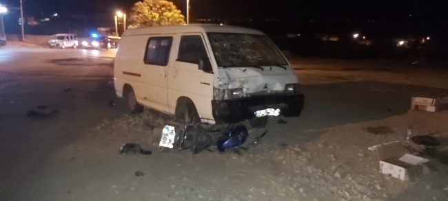 Bursa'da hafif ticari araç motosikletle çarpıştı