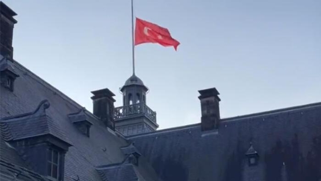 Hollanda'da belediye binasında Türkiye'ye destek