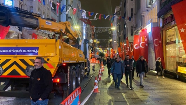 İstiklal Caddesi'ndeki ağaç ve beton saksılar kaldırıldı