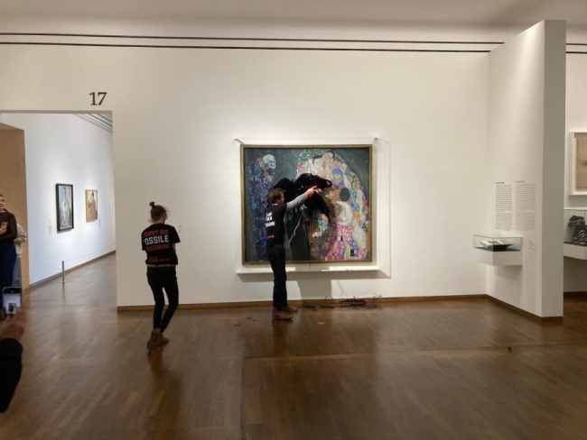 İklim aktivistleri, ressam Klimt'in tablosuna saldırdı