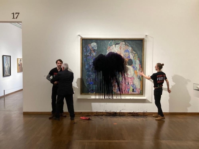 İklim aktivistleri, ressam Klimt'in tablosuna saldırdı
