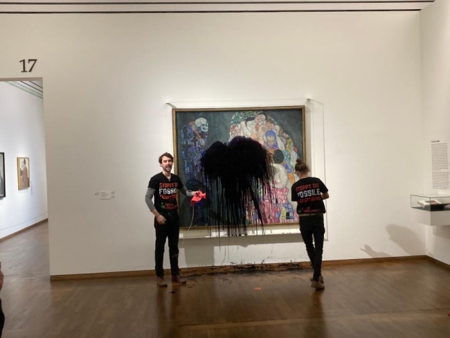 İklim aktivistleri, ressam Klimt'in tablosuna saldırdı