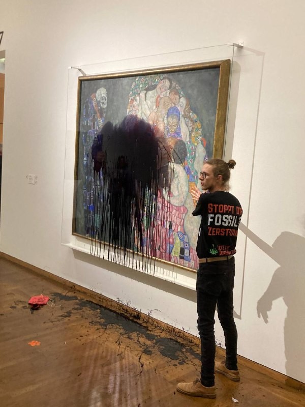 İklim aktivistleri, ressam Klimt'in tablosuna saldırdı