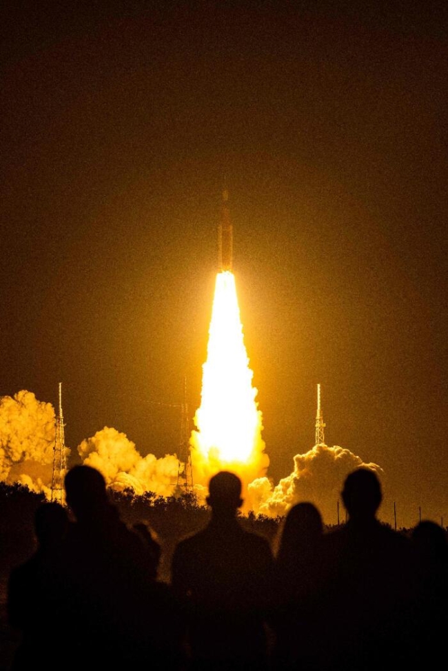 NASA, Artemis 1 roketini fırlattı