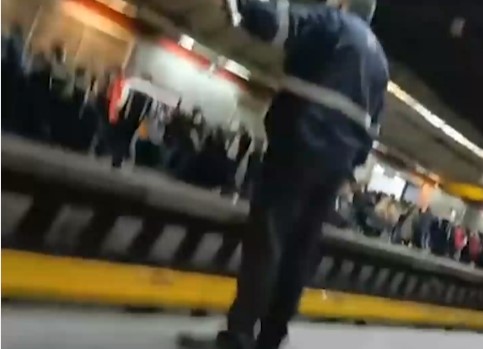 Tahran metrosunda korkutan silah sesleri!