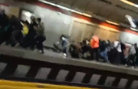 Tahran metrosunda korkutan silah sesleri!
