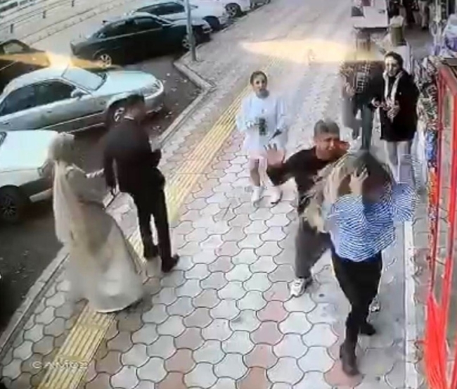 Genç kızlara önce taciz sonra dayak