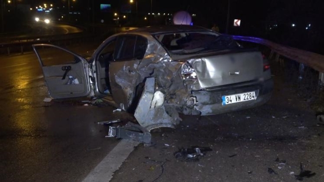 Bariyerlere vuran otomobile arkadan gelen TIR çarptı