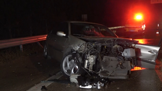 Bariyerlere vuran otomobile arkadan gelen TIR çarptı