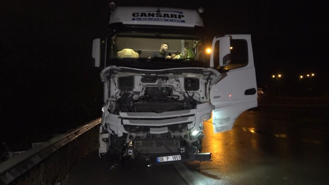 Bariyerlere vuran otomobile arkadan gelen TIR çarptı