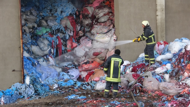 Depo yangını 12 saattir devam ediyor