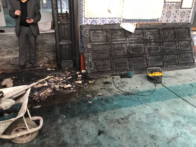 İki cami kundaklandı