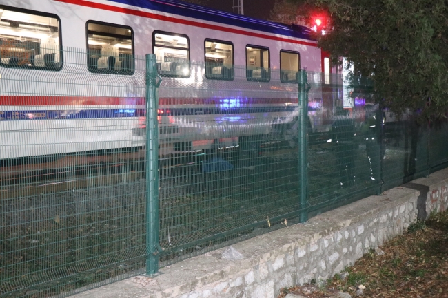 Scooterli genç kız trenin altında can verdi