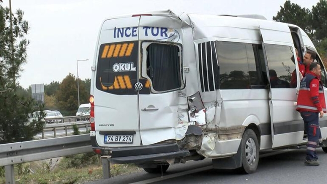 İETT otobüsü ile servis minibüsü çarpıştı: Çok sayıda yaralı