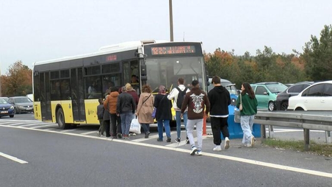 İETT otobüsü ile servis minibüsü çarpıştı: Çok sayıda yaralı
