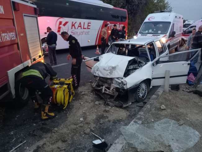 İki otomobil kafa kafaya çarpıştı: 5 yaralı