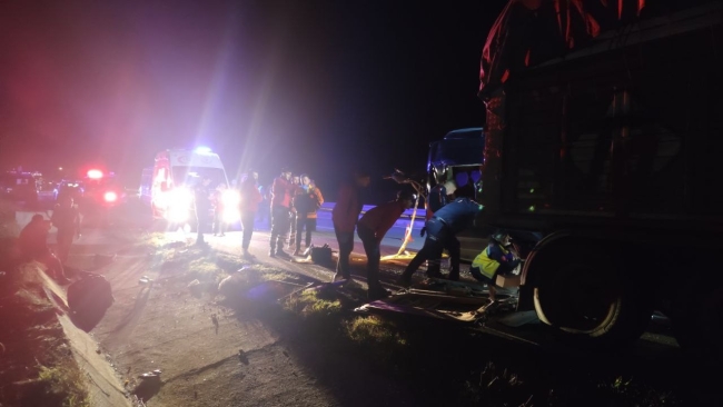 Tiyatro oyuncularını taşıyan minibüs TIR'a çarptı: 3 ölü, 8 yaralı