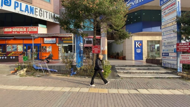Bursa'da şiddetli lodos hayatı felç etti