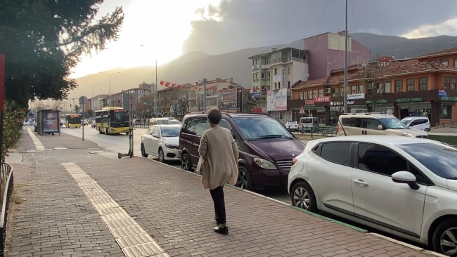 Bursa'da şiddetli lodos hayatı felç etti