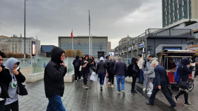Vatandaşların şiddetli rüzgar ve yağmurla imtihanı