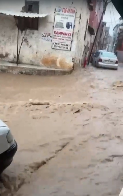 Dakikalar içerisinde caddeler göle döndü