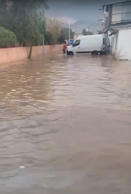 Dakikalar içerisinde caddeler göle döndü
