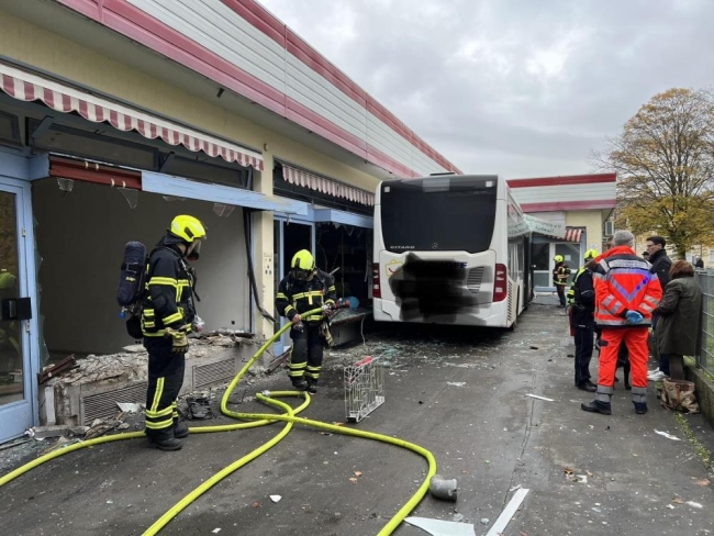 Belediye otobüsü iş yerine daldı: 5 yaralı