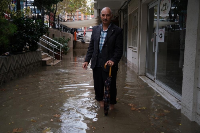 Şiddetli yağış vatandaşları evlerinde mahsur bıraktı