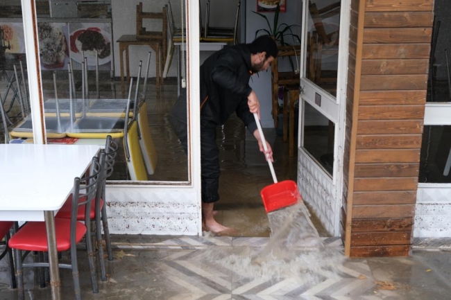 Şiddetli yağış vatandaşları evlerinde mahsur bıraktı