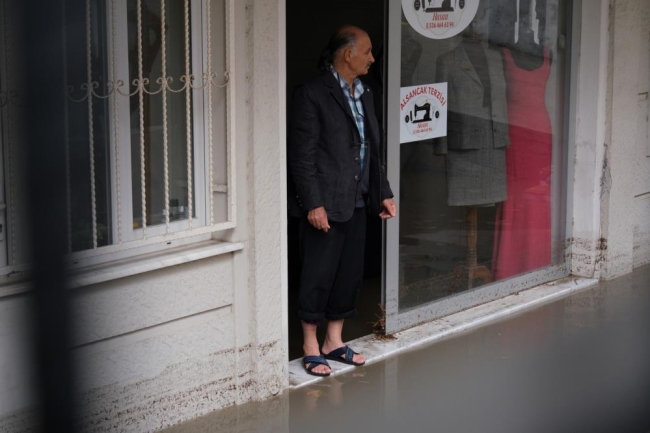 Şiddetli yağış vatandaşları evlerinde mahsur bıraktı