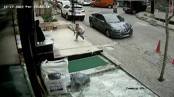 Esnaftan duygulandıran hareket: Havada yakaladı