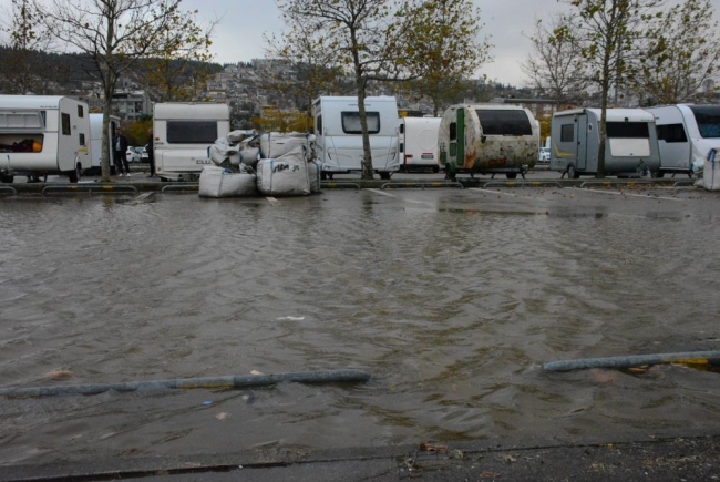 Lodos esti, kentin en büyük otoparkı denizle birleşti