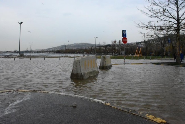 Lodos esti, kentin en büyük otoparkı denizle birleşti