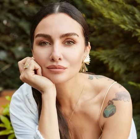 Birce Akalay'dan tesettürlü fotoğraf paylaşımı