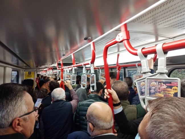 Tren yokuşu çıkamadı: Yolcuların korku dolu anları