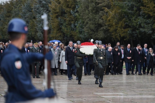 Bakan Özer, öğretmenlerle Anıtkabir'i ziyaret etti